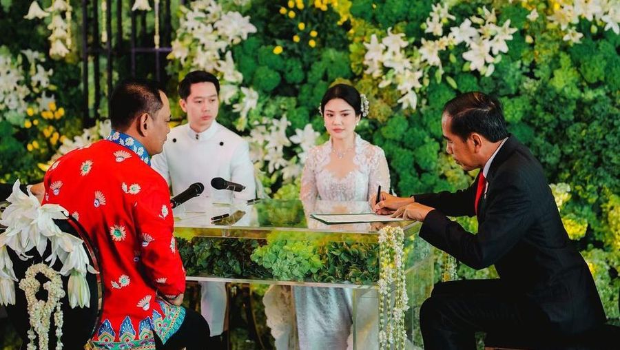 Jokowi menghadiri pernikahan Kevin Sanjaya yang diresmikan di catatan sipil.