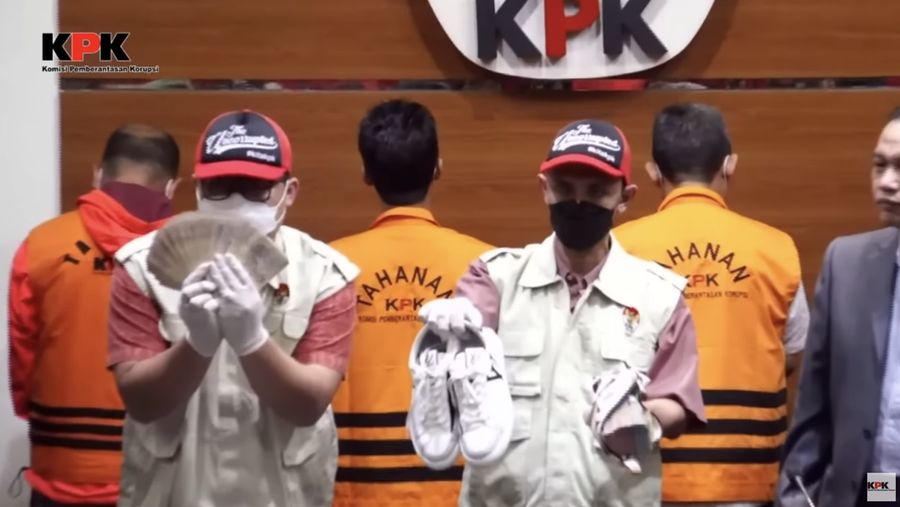 Konfrensi pers kegiaan tangkap tangan dugaan TPK pengadaan barangb dan jasa di Kota Bandung. (Tangkapan layar Youtube KPK)