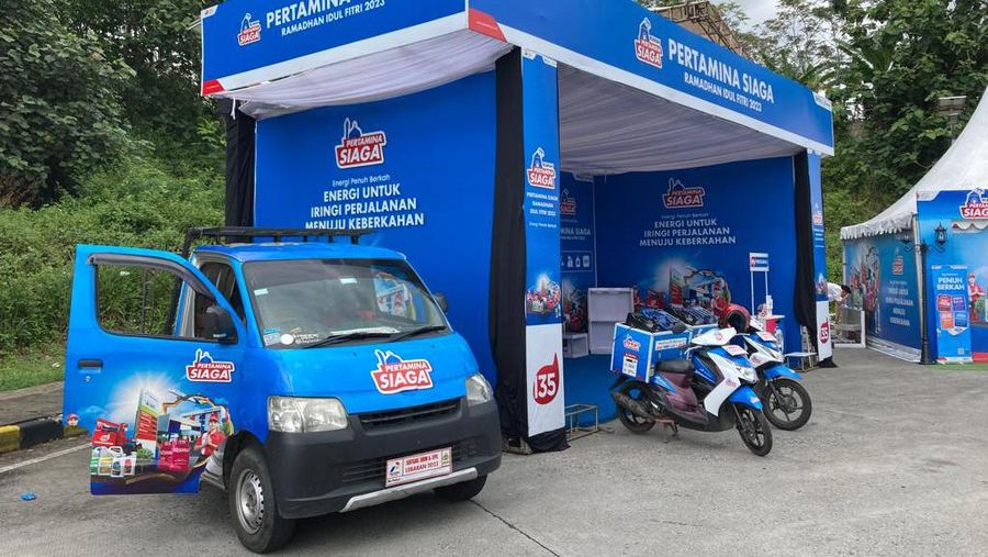 Pertamina menyiapkan mobil pickup dan sepeda motoris pembawa Bahan Bakar Minyak (BBM) di SPBU Rest Area 379 A Ruas Batang-Semarang, Minggu (16/4/2023). (Dok: Pertamina)