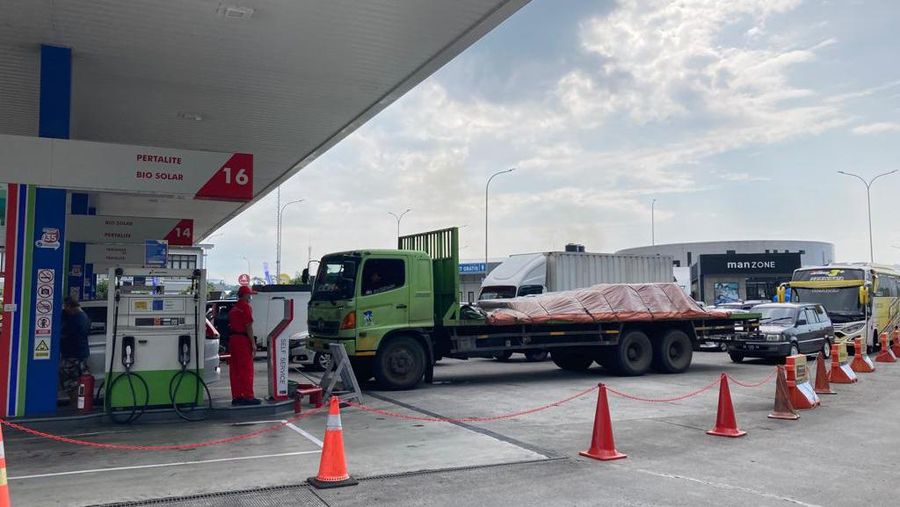 Pertamina menyiapkan mobil pickup dan sepeda motoris pembawa Bahan Bakar Minyak (BBM) di SPBU Rest Area 379 A Ruas Batang-Semarang, Minggu (16/4/2023). (Dok: Pertamina)