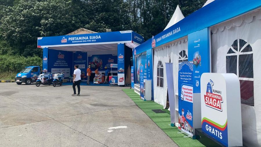 Pertamina menyiapkan mobil pickup dan sepeda motoris pembawa Bahan Bakar Minyak (BBM) di SPBU Rest Area 379 A Ruas Batang-Semarang, Minggu (16/4/2023). (Dok: Pertamina)