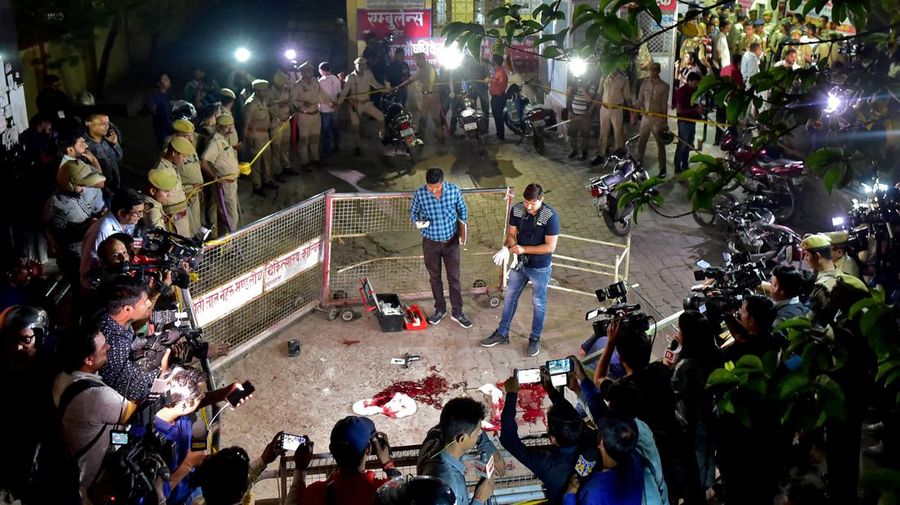 Petugas forensik memeriksa tempat Atiq Ahmed, mantan anggota parlemen di parlemen India, yang dituduh dalam beberapa kasus kriminal, dan saudaranya Ashraf Ahmed ditembak mati di Prayagraj, India, 15 April 2023. (REUTERS/RITESH SHUKLA)