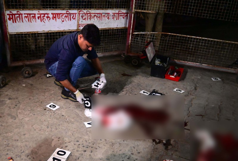 Petugas forensik memeriksa tempat Atiq Ahmed, mantan anggota parlemen di parlemen India, yang dituduh dalam beberapa kasus kriminal, dan saudaranya Ashraf Ahmed ditembak mati di Prayagraj, India, 15 April 2023. (REUTERS/RITESH SHUKLA)