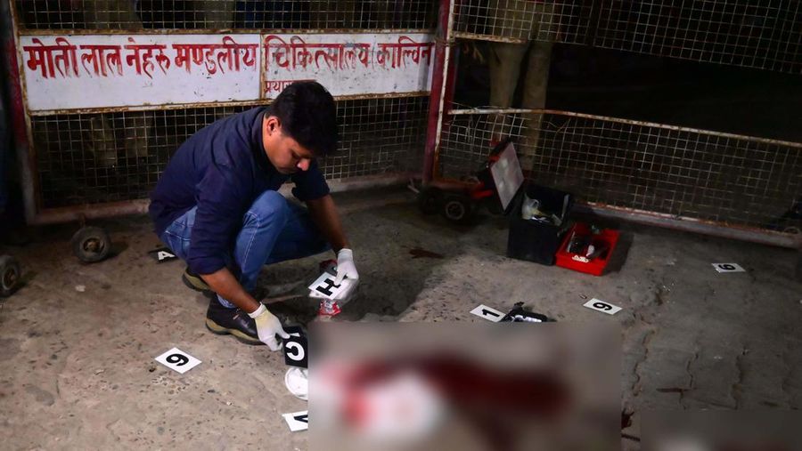 Petugas forensik memeriksa tempat Atiq Ahmed, mantan anggota parlemen di parlemen India, yang dituduh dalam beberapa kasus kriminal, dan saudaranya Ashraf Ahmed ditembak mati di Prayagraj, India, 15 April 2023. (REUTERS/RITESH SHUKLA)