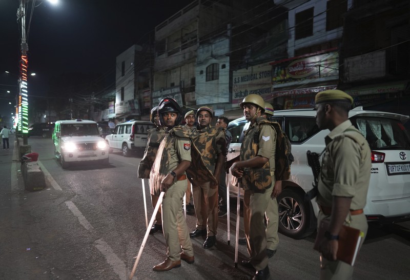 Petugas forensik memeriksa tempat Atiq Ahmed, mantan anggota parlemen di parlemen India, yang dituduh dalam beberapa kasus kriminal, dan saudaranya Ashraf Ahmed ditembak mati di Prayagraj, India, 15 April 2023. (REUTERS/RITESH SHUKLA)