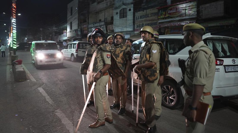 Petugas forensik memeriksa tempat Atiq Ahmed, mantan anggota parlemen di parlemen India, yang dituduh dalam beberapa kasus kriminal, dan saudaranya Ashraf Ahmed ditembak mati di Prayagraj, India, 15 April 2023. (REUTERS/RITESH SHUKLA)