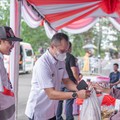 Kementerian BUMN & Telkom Bagikan Sembako Murah di Batulicin