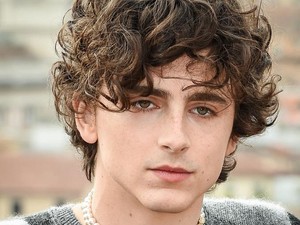 Timothee Chalamet Raih Gelar Pria Tertampan 2023, Geser Henry Cavill