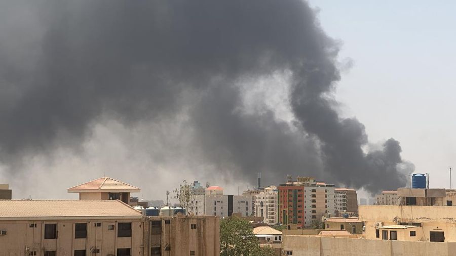 Upaya kudeta terjadi di Sudan. Pihak paramiliter Rapid Support Forces (RSF) mengklaim telah menguasai istana kepresidenan dan bandara Khartoum. (AP/Samir Bol)
