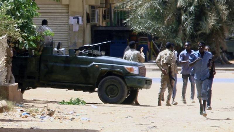 Upaya kudeta terjadi di Sudan. Pihak paramiliter Rapid Support Forces (RSF) mengklaim telah menguasai istana kepresidenan dan bandara Khartoum. (AP/Samir Bol)