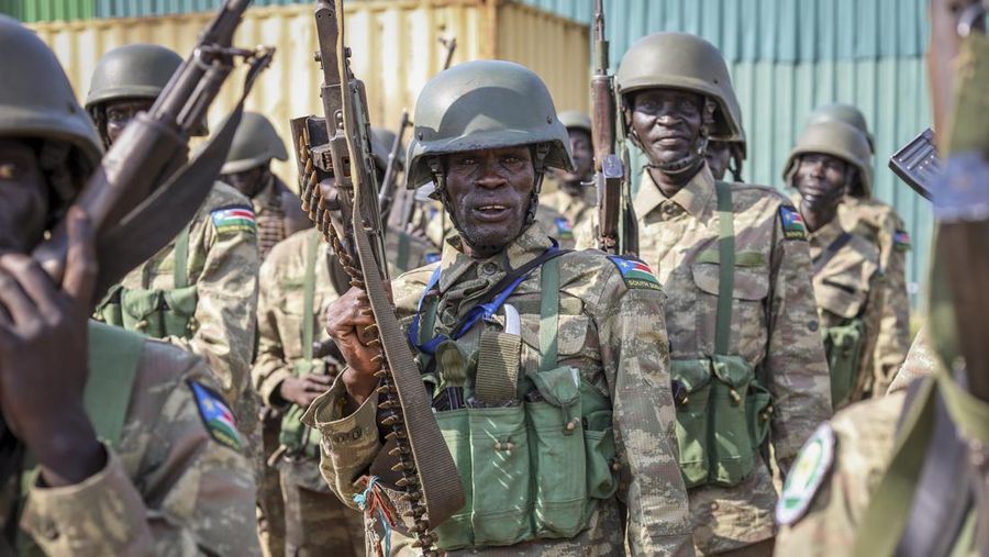 Upaya kudeta terjadi di Sudan. Pihak paramiliter Rapid Support Forces (RSF) mengklaim telah menguasai istana kepresidenan dan bandara Khartoum. (AP/Samir Bol)
