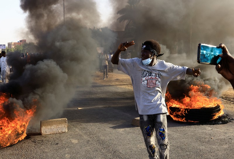 Upaya kudeta terjadi di Sudan. Pihak paramiliter Rapid Support Forces (RSF) mengklaim telah menguasai istana kepresidenan dan bandara Khartoum. (AP/Samir Bol) Upaya kudeta terjadi di Sudan. Pihak paramiliter Rapid Support Forces (RSF) mengklaim telah menguasai istana kepresidenan dan bandara Khartoum. (AP/Samir Bol)