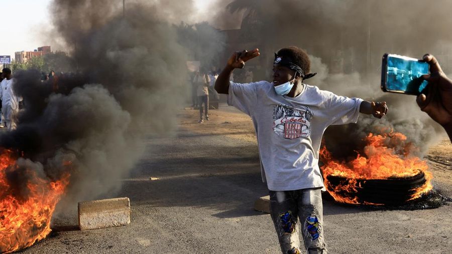 Upaya kudeta terjadi di Sudan. Pihak paramiliter Rapid Support Forces (RSF) mengklaim telah menguasai istana kepresidenan dan bandara Khartoum. (AP/Samir Bol)