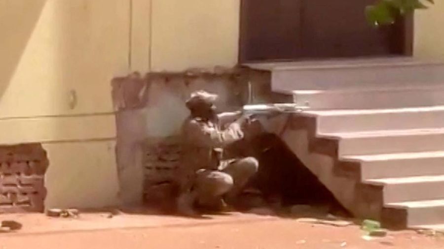 Upaya kudeta terjadi di Sudan. Pihak paramiliter Rapid Support Forces (RSF) mengklaim telah menguasai istana kepresidenan dan bandara Khartoum. (AP/Samir Bol)