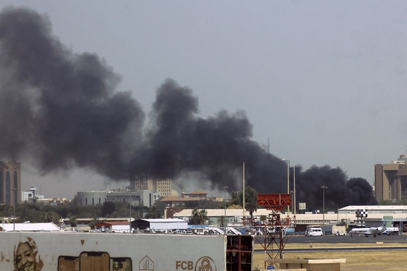 Upaya kudeta terjadi di Sudan. Pihak paramiliter Rapid Support Forces (RSF) mengklaim telah menguasai istana kepresidenan dan bandara Khartoum. (AP/Samir Bol) Upaya kudeta terjadi di Sudan. Pihak paramiliter Rapid Support Forces (RSF) mengklaim telah menguasai istana kepresidenan dan bandara Khartoum. (AP/Samir Bol)