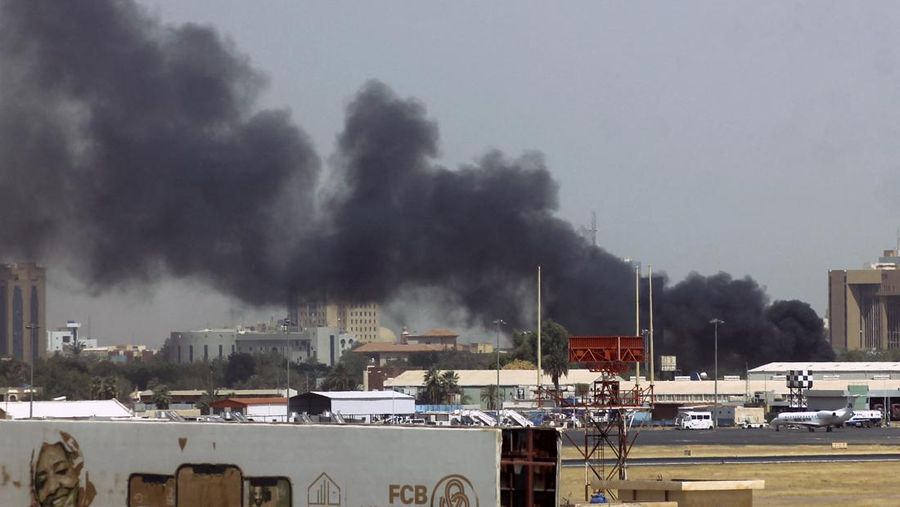 Upaya kudeta terjadi di Sudan. Pihak paramiliter Rapid Support Forces (RSF) mengklaim telah menguasai istana kepresidenan dan bandara Khartoum. (AFP via Getty Images)