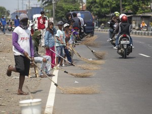 Viral Penyapu Jalan Berharap Uang dari Pemudik, Begini Asal Usulnya