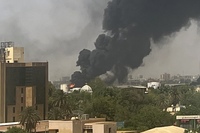 Warga Sudan menyapa tentara, yang setia kepada panglima militer Abdel Fattah al-Burhan, di kota Laut Merah Port Sudan pada 16 April 2023. - Pejuang yang berjuang di Sudan mengatakan mereka telah menyetujui jeda kemanusiaan selama berjam-jam, termasuk untuk mengevakuasi yang terluka , pada hari kedua pertempuran kota yang berkecamuk yang menewaskan lebih dari 50 warga sipil termasuk tiga staf PBB dan memicu protes internasional. (-/AFP via Getty Images)