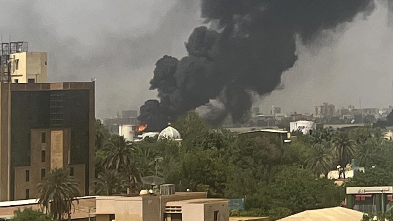 Warga Sudan menyapa tentara, yang setia kepada panglima militer Abdel Fattah al-Burhan, di kota Laut Merah Port Sudan pada 16 April 2023. - Pejuang yang berjuang di Sudan mengatakan mereka telah menyetujui jeda kemanusiaan selama berjam-jam, termasuk untuk mengevakuasi yang terluka , pada hari kedua pertempuran kota yang berkecamuk yang menewaskan lebih dari 50 warga sipil termasuk tiga staf PBB dan memicu protes internasional. (-/AFP via Getty Images)