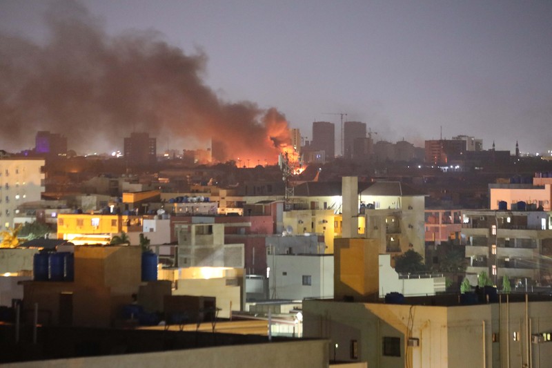 Warga Sudan menyapa tentara, yang setia kepada panglima militer Abdel Fattah al-Burhan, di kota Laut Merah Port Sudan pada 16 April 2023. Warga Sudan menyapa tentara, yang setia kepada panglima militer Abdel Fattah al-Burhan, di kota Laut Merah Port Sudan pada 16 April 2023. - Pejuang yang berjuang di Sudan mengatakan mereka telah menyetujui jeda kemanusiaan selama berjam-jam, termasuk untuk mengevakuasi yang terluka , pada hari kedua pertempuran kota yang berkecamuk yang menewaskan lebih dari 50 warga sipil termasuk tiga staf PBB dan memicu protes internasional. (-/AFP via Getty Images)