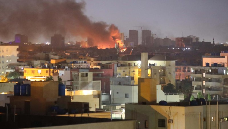 Warga Sudan menyapa tentara, yang setia kepada panglima militer Abdel Fattah al-Burhan, di kota Laut Merah Port Sudan pada 16 April 2023. - Pejuang yang berjuang di Sudan mengatakan mereka telah menyetujui jeda kemanusiaan selama berjam-jam, termasuk untuk mengevakuasi yang terluka , pada hari kedua pertempuran kota yang berkecamuk yang menewaskan lebih dari 50 warga sipil termasuk tiga staf PBB dan memicu protes internasional. (-/AFP via Getty Images)