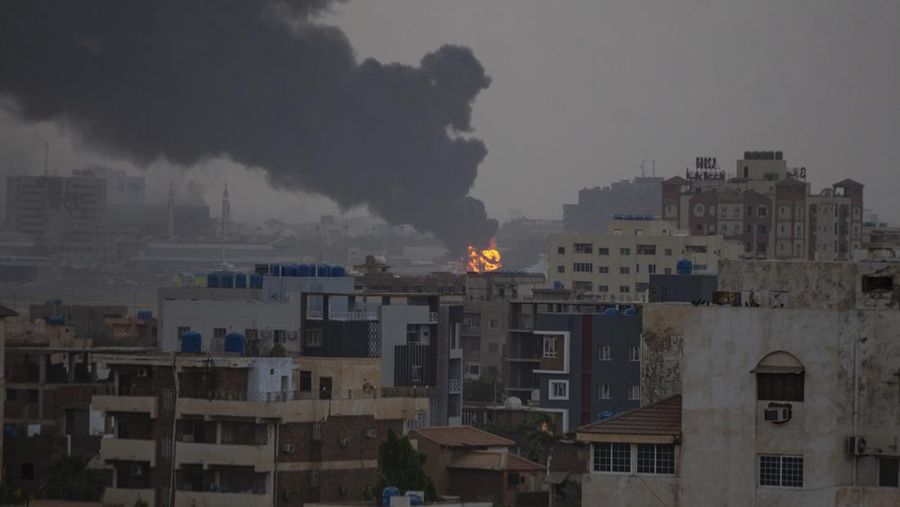 Asap mengepul saat bentrokan berlanjut di ibu kota Sudan pada 16 April 2023 antara Angkatan Bersenjata Sudan dan Pasukan Dukungan Cepat (RSF) paramiliter. Korban tewas dalam bentrokan yang sedang berlangsung antara militer Sudan dan Pasukan Dukungan Cepat (RSF) paramiliter telah mencapai 56 sementara yang terluka 595. (Mahmoud Hjaj/Anadolu Agency via Getty Images)