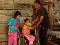 Di Rumah Reyot Berkursi Roda, Dicki Sandarkan Hidup Pada Ayah