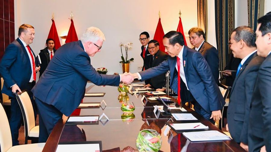 Bertemu Presiden Jokowi (kanan) bertemu tiga perusahaan Eropa sampaikan minat investasi di Indonesia. (Dok: twitter @setkabgoid) Bertemu Presiden Jokowi (kanan) bertemu tiga perusahaan Eropa sampaikan minat investasi di Indonesia. (Dok: twitter @setkabgoid)