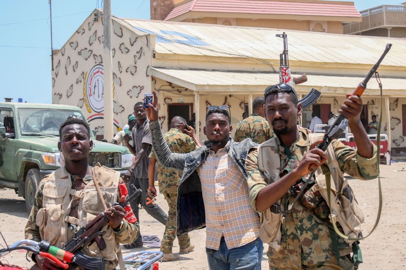 Warga Sudan menyapa tentara, yang setia kepada panglima militer Abdel Fattah al-Burhan, di kota Laut Merah Port Sudan pada 16 April 2023. Warga Sudan menyapa tentara, yang setia kepada panglima militer Abdel Fattah al-Burhan, di kota Laut Merah Port Sudan pada 16 April 2023. - Pejuang yang berjuang di Sudan mengatakan mereka telah menyetujui jeda kemanusiaan selama berjam-jam, termasuk untuk mengevakuasi yang terluka , pada hari kedua pertempuran kota yang berkecamuk yang menewaskan lebih dari 50 warga sipil termasuk tiga staf PBB dan memicu protes internasional. (-/AFP via Getty Images)