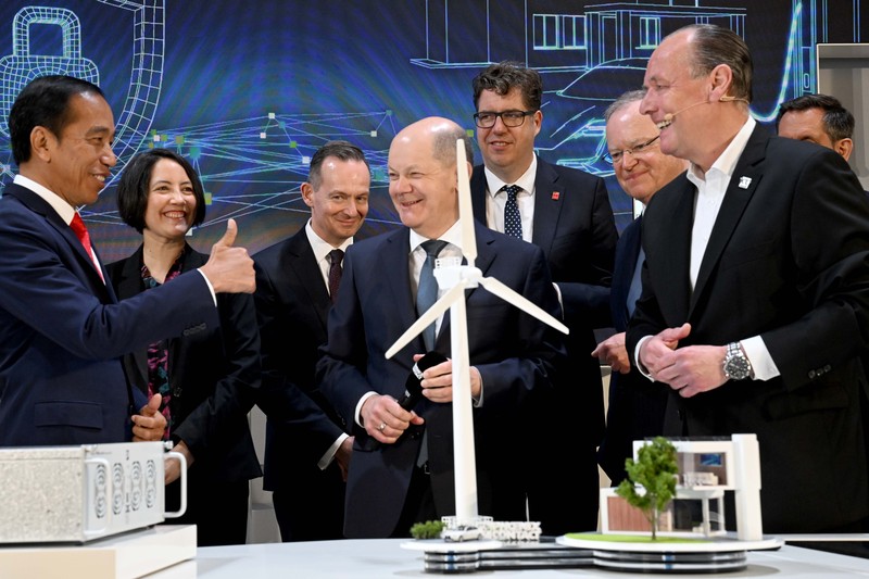 Joko Widodo, Presiden Indonesia, berbicara pada pembukaan pameran industri Hannover Messe. Negara mitra pameran tahun ini adalah Indonesia. Pameran industri terbesar di dunia akan berlangsung dari 17 hingga 21 April 2023. (Julian Stratenschulte/picture alliance via Getty Images)