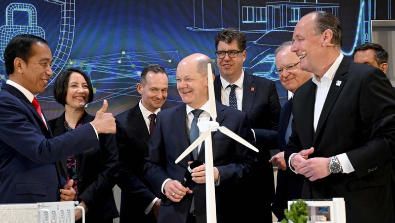 Joko Widodo, Presiden Indonesia, berbicara pada pembukaan pameran industri Hannover Messe. Negara mitra pameran tahun ini adalah Indonesia. Pameran industri terbesar di dunia akan berlangsung dari 17 hingga 21 April 2023. (Julian Stratenschulte/picture alliance via Getty Images)