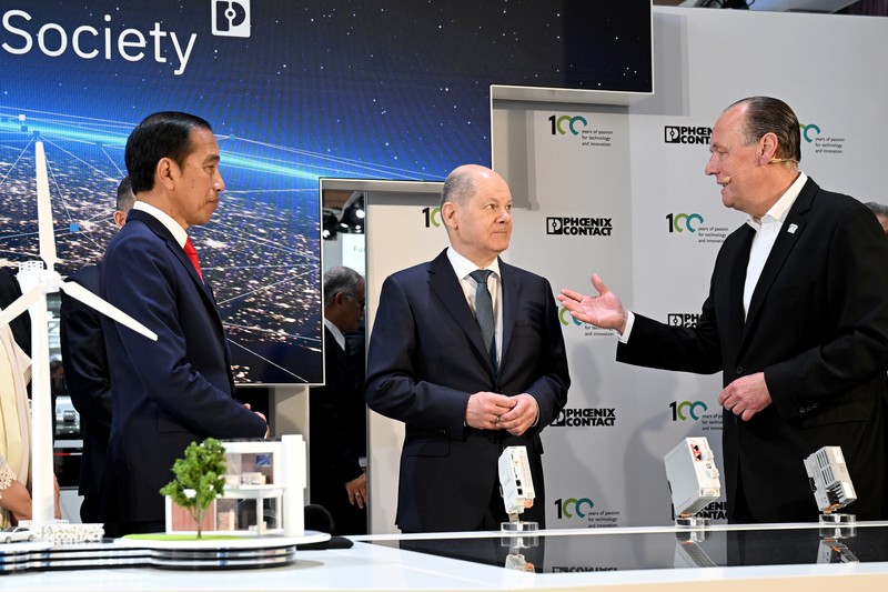 Joko Widodo, Presiden Indonesia, berbicara pada pembukaan pameran industri Hannover Messe. Negara mitra pameran tahun ini adalah Indonesia. Pameran industri terbesar di dunia akan berlangsung dari 17 hingga 21 April 2023. (Julian Stratenschulte/picture alliance via Getty Images)