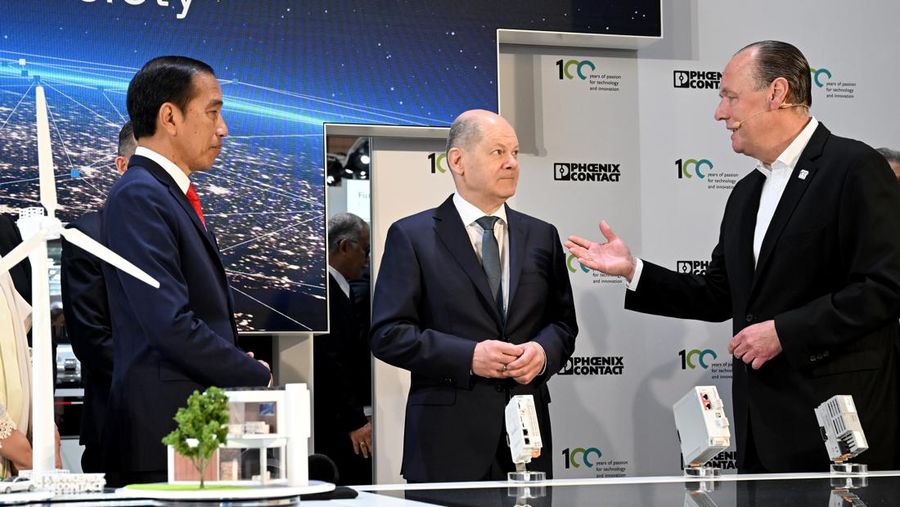 Joko Widodo, Presiden Indonesia, berbicara pada pembukaan pameran industri Hannover Messe. Negara mitra pameran tahun ini adalah Indonesia. Pameran industri terbesar di dunia akan berlangsung dari 17 hingga 21 April 2023. (Julian Stratenschulte/picture alliance via Getty Images)