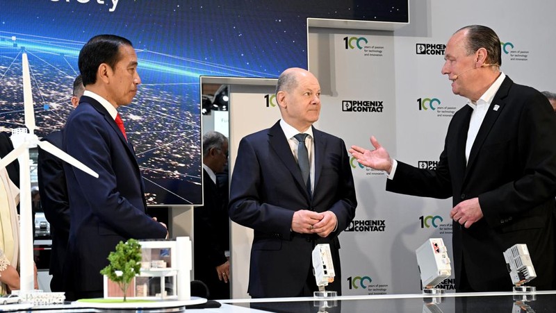 Joko Widodo, Presiden Indonesia, berbicara pada pembukaan pameran industri Hannover Messe. Negara mitra pameran tahun ini adalah Indonesia. Pameran industri terbesar di dunia akan berlangsung dari 17 hingga 21 April 2023. (Julian Stratenschulte/picture alliance via Getty Images)