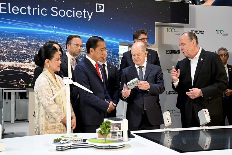 Joko Widodo, Presiden Indonesia, berbicara pada pembukaan pameran industri Hannover Messe. Negara mitra pameran tahun ini adalah Indonesia. Pameran industri terbesar di dunia akan berlangsung dari 17 hingga 21 April 2023. (Julian Stratenschulte/picture alliance via Getty Images)