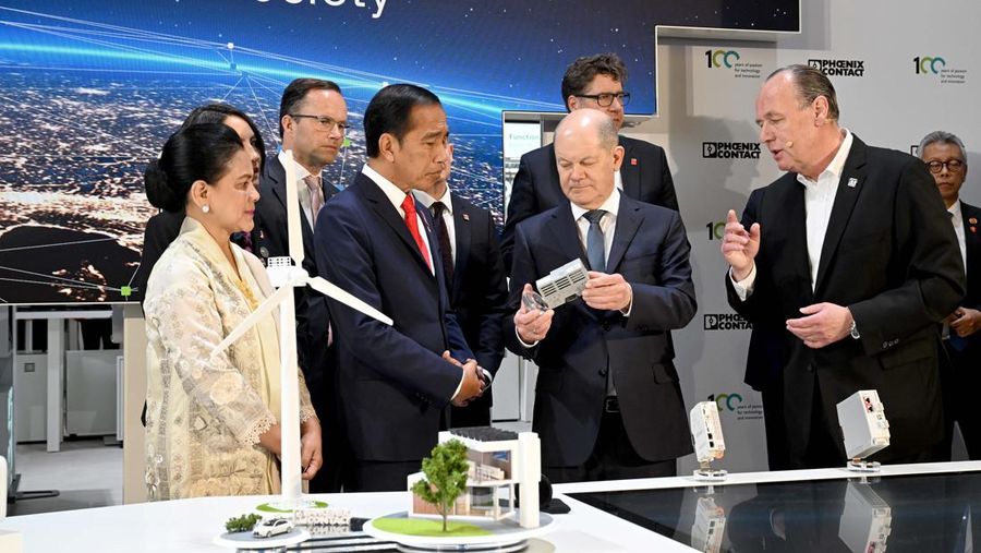 Joko Widodo, Presiden Indonesia, berbicara pada pembukaan pameran industri Hannover Messe. Negara mitra pameran tahun ini adalah Indonesia. Pameran industri terbesar di dunia akan berlangsung dari 17 hingga 21 April 2023. (Julian Stratenschulte/picture alliance via Getty Images)