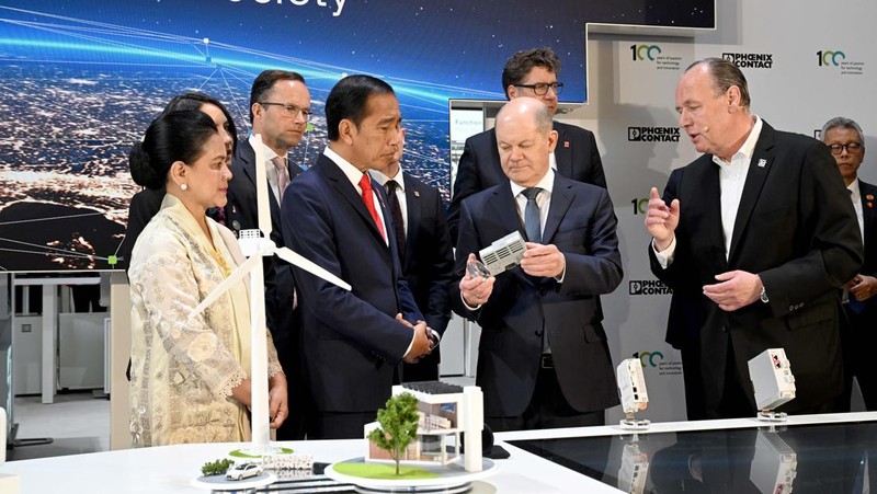 Joko Widodo, Presiden Indonesia, berbicara pada pembukaan pameran industri Hannover Messe. Negara mitra pameran tahun ini adalah Indonesia. Pameran industri terbesar di dunia akan berlangsung dari 17 hingga 21 April 2023. (Julian Stratenschulte/picture alliance via Getty Images)