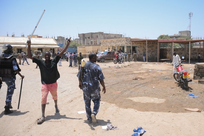 Warga Sudan menyapa tentara, yang setia kepada panglima militer Abdel Fattah al-Burhan, di kota Laut Merah Port Sudan pada 16 April 2023. Warga Sudan menyapa tentara, yang setia kepada panglima militer Abdel Fattah al-Burhan, di kota Laut Merah Port Sudan pada 16 April 2023. - Pejuang yang berjuang di Sudan mengatakan mereka telah menyetujui jeda kemanusiaan selama berjam-jam, termasuk untuk mengevakuasi yang terluka , pada hari kedua pertempuran kota yang berkecamuk yang menewaskan lebih dari 50 warga sipil termasuk tiga staf PBB dan memicu protes internasional. (-/AFP via Getty Images)