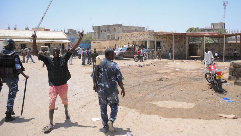 Warga Sudan menyapa tentara, yang setia kepada panglima militer Abdel Fattah al-Burhan, di kota Laut Merah Port Sudan pada 16 April 2023. - Pejuang yang berjuang di Sudan mengatakan mereka telah menyetujui jeda kemanusiaan selama berjam-jam, termasuk untuk mengevakuasi yang terluka , pada hari kedua pertempuran kota yang berkecamuk yang menewaskan lebih dari 50 warga sipil termasuk tiga staf PBB dan memicu protes internasional. (-/AFP via Getty Images)