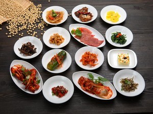 Kenalan dengan 7 Banchan Korea, Lauk Kecil yang Bikin Makan Makin Nikmat
