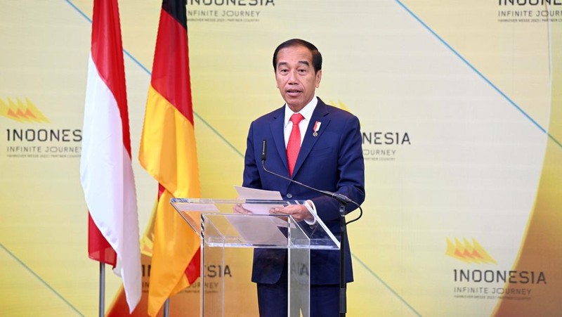 Joko Widodo, Presiden Indonesia, berbicara pada pembukaan pameran industri Hannover Messe. Negara mitra pameran tahun ini adalah Indonesia. Pameran industri terbesar di dunia akan berlangsung dari 17 hingga 21 April 2023. (Julian Stratenschulte/picture alliance via Getty Images)