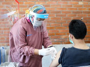 Kasus COVID-19 Nanjak Lagi, Masih Butuh Vaksin Corona Dosis Ke-5?