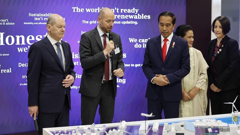 Joko Widodo, Presiden Indonesia, berbicara pada pembukaan pameran industri Hannover Messe. Negara mitra pameran tahun ini adalah Indonesia. Pameran industri terbesar di dunia akan berlangsung dari 17 hingga 21 April 2023. (Julian Stratenschulte/picture alliance via Getty Images)