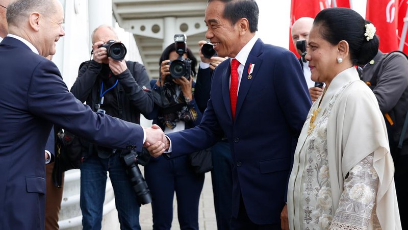 Joko Widodo, Presiden Indonesia, berbicara pada pembukaan pameran industri Hannover Messe. Negara mitra pameran tahun ini adalah Indonesia. Pameran industri terbesar di dunia akan berlangsung dari 17 hingga 21 April 2023. (Julian Stratenschulte/picture alliance via Getty Images)