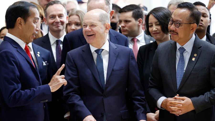 Joko Widodo, Presiden Indonesia, berbicara pada pembukaan pameran industri Hannover Messe. Negara mitra pameran tahun ini adalah Indonesia. Pameran industri terbesar di dunia akan berlangsung dari 17 hingga 21 April 2023. (Julian Stratenschulte/picture alliance via Getty Images)