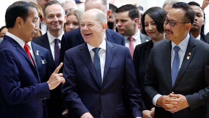 Joko Widodo, Presiden Indonesia, berbicara pada pembukaan pameran industri Hannover Messe. Negara mitra pameran tahun ini adalah Indonesia. Pameran industri terbesar di dunia akan berlangsung dari 17 hingga 21 April 2023. (Julian Stratenschulte/picture alliance via Getty Images)