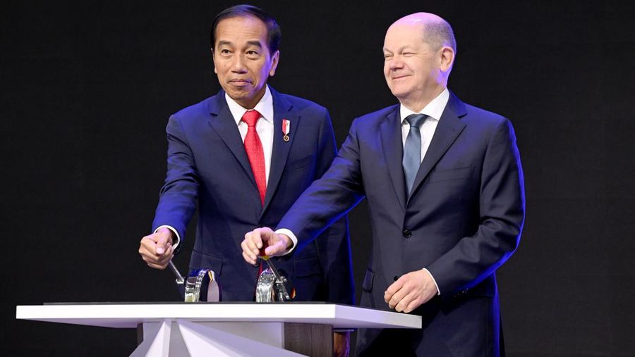 Kanselir Jerman Olaf Scholz (SPD, r) dan Joko Widodo, Presiden Indonesia, membuka stan negara mitra Indonesia di pameran industri Hannover Messe. Pameran industri terbesar di dunia akan berlangsung dari 17 hingga 21 April 2023. (Julian Stratenschulte/picture alliance via Getty Images)