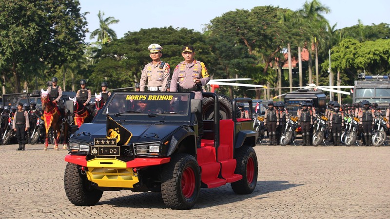 Kapolri Jenderal Listyo Sigit Prabowo bersama Kepala Staf Umum TNI Letjen Bambang Ismawan memimpin apel gelar pasukan Operasi Ketupat 2023 di kawasan Monas, Jakarta Pusat. Kapolri Jenderal Listyo Sigit Prabowo bersama Kepala Staf Umum TNI Letjen Bambang Ismawan memimpin apel gelar pasukan Operasi Ketupat 2023 di kawasan Monas, Jakarta Pusat. (Dok. Detik/Grandyos Zafna)