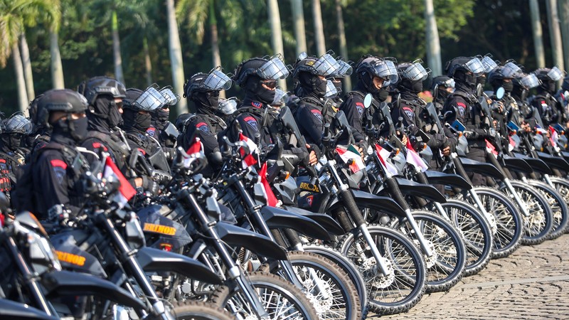 Kapolri Jenderal Listyo Sigit Prabowo bersama Kepala Staf Umum TNI Letjen Bambang Ismawan memimpin apel gelar pasukan Operasi Ketupat 2023 di kawasan Monas, Jakarta Pusat. Kapolri Jenderal Listyo Sigit Prabowo bersama Kepala Staf Umum TNI Letjen Bambang Ismawan memimpin apel gelar pasukan Operasi Ketupat 2023 di kawasan Monas, Jakarta Pusat. (Dok. Detik/Grandyos Zafna)