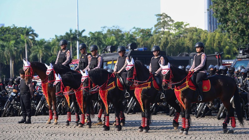 Kapolri Jenderal Listyo Sigit Prabowo bersama Kepala Staf Umum TNI Letjen Bambang Ismawan memimpin apel gelar pasukan Operasi Ketupat 2023 di kawasan Monas, Jakarta Pusat. Kapolri Jenderal Listyo Sigit Prabowo bersama Kepala Staf Umum TNI Letjen Bambang Ismawan memimpin apel gelar pasukan Operasi Ketupat 2023 di kawasan Monas, Jakarta Pusat. (Dok. Detik/Grandyos Zafna)